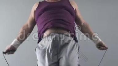 主动超重的男人跳绳，想减肥，锻炼身体
